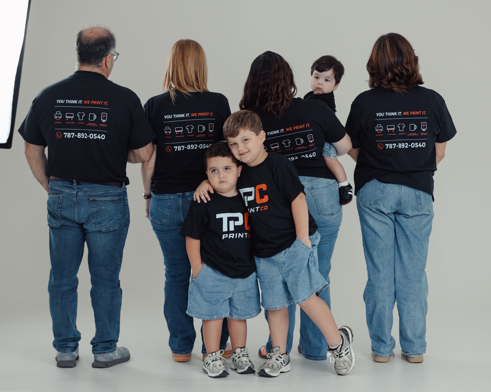 La familia Rivera Ramírez de espaldas, con camisetas de The Print Co. SG