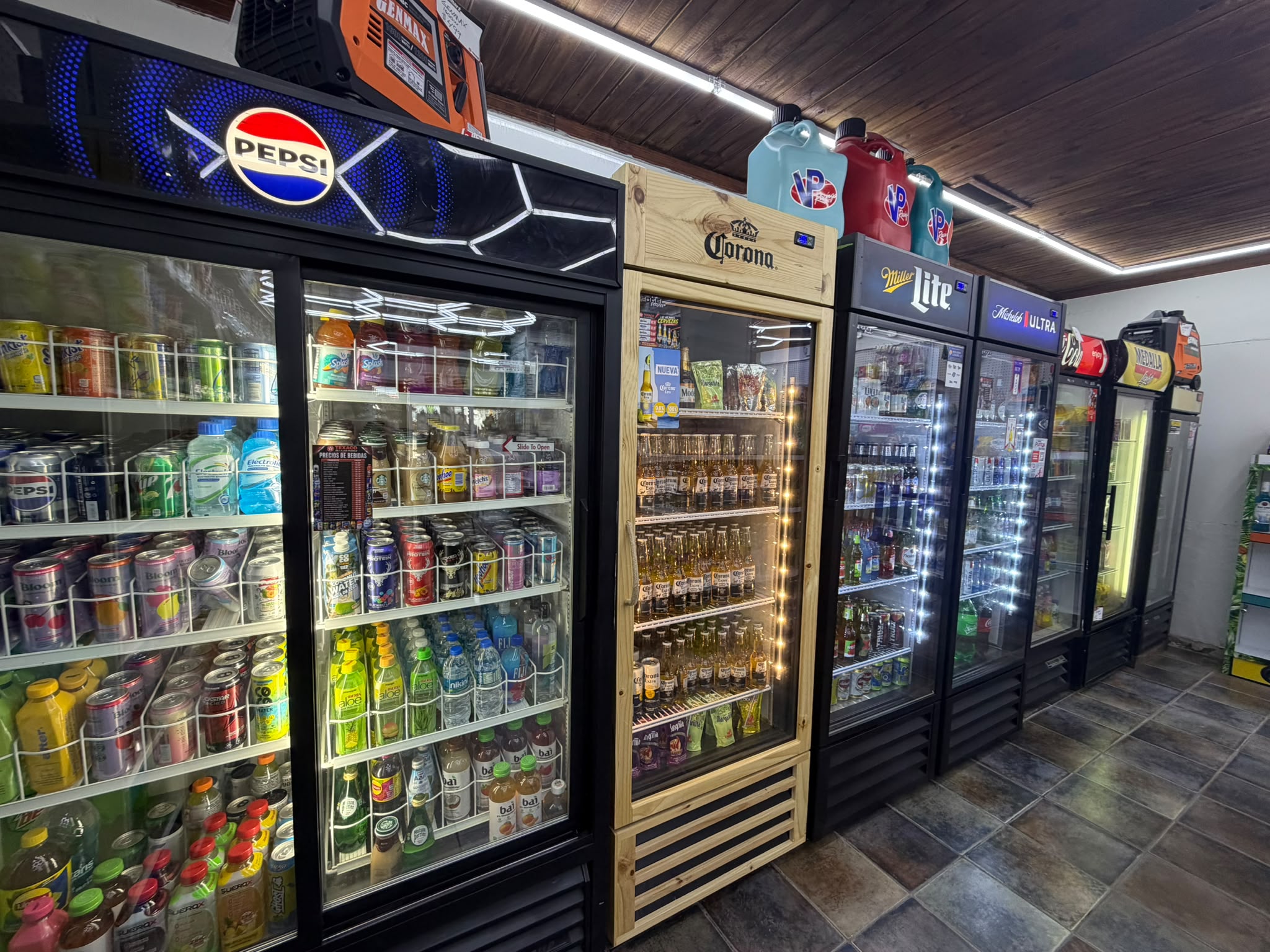 Neveras con bebidas en la tienda Texaco de Lajas