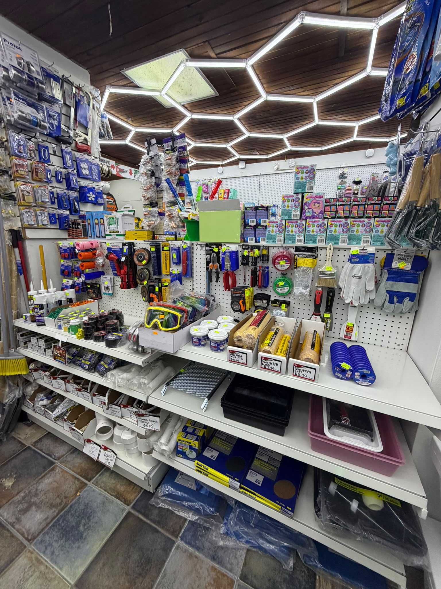 Artículos de ferretería y uso diario en la tienda Texaco de Lajas