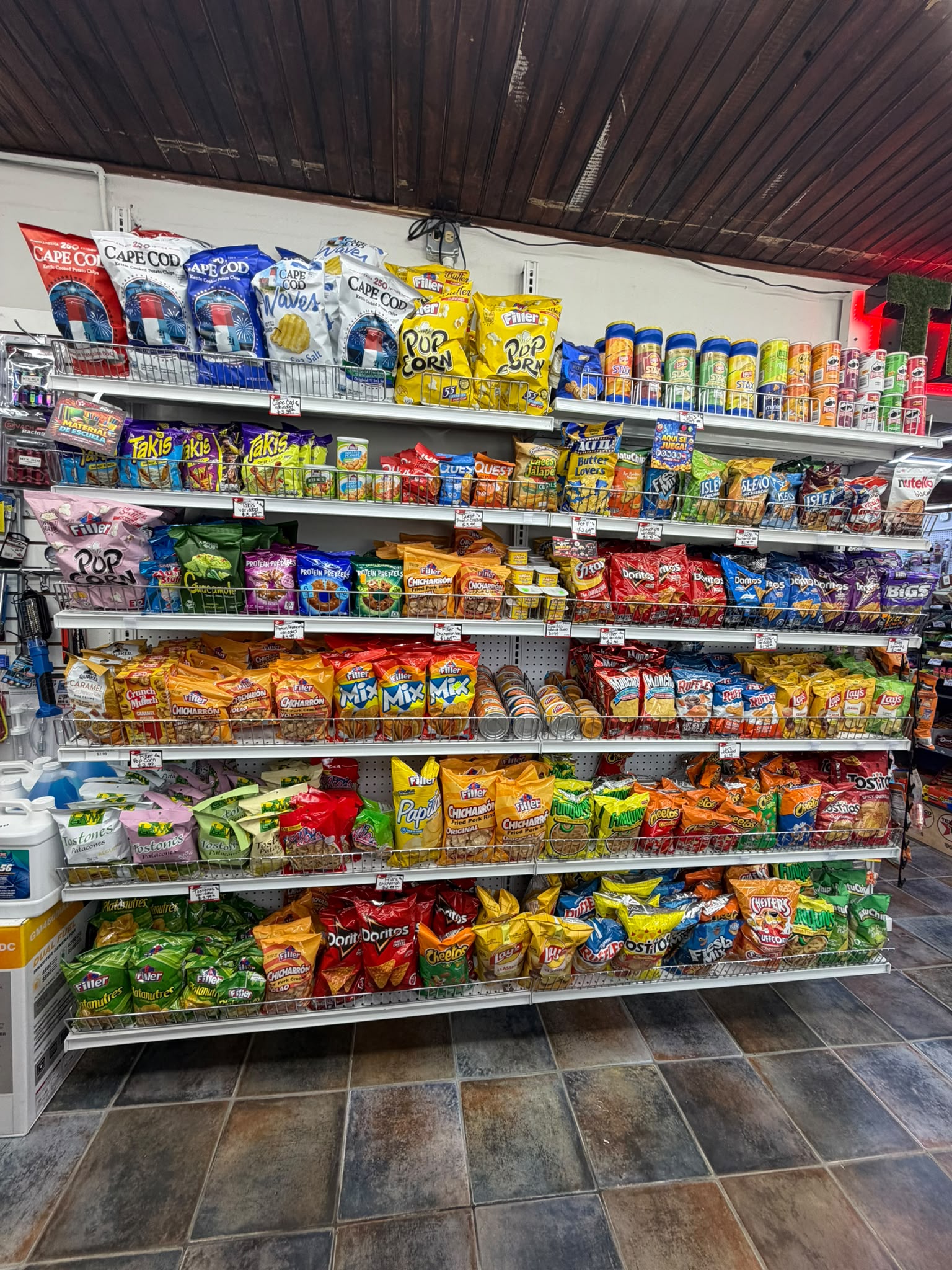 Estantes surtidos de snacks en la tienda Texaco de Lajas