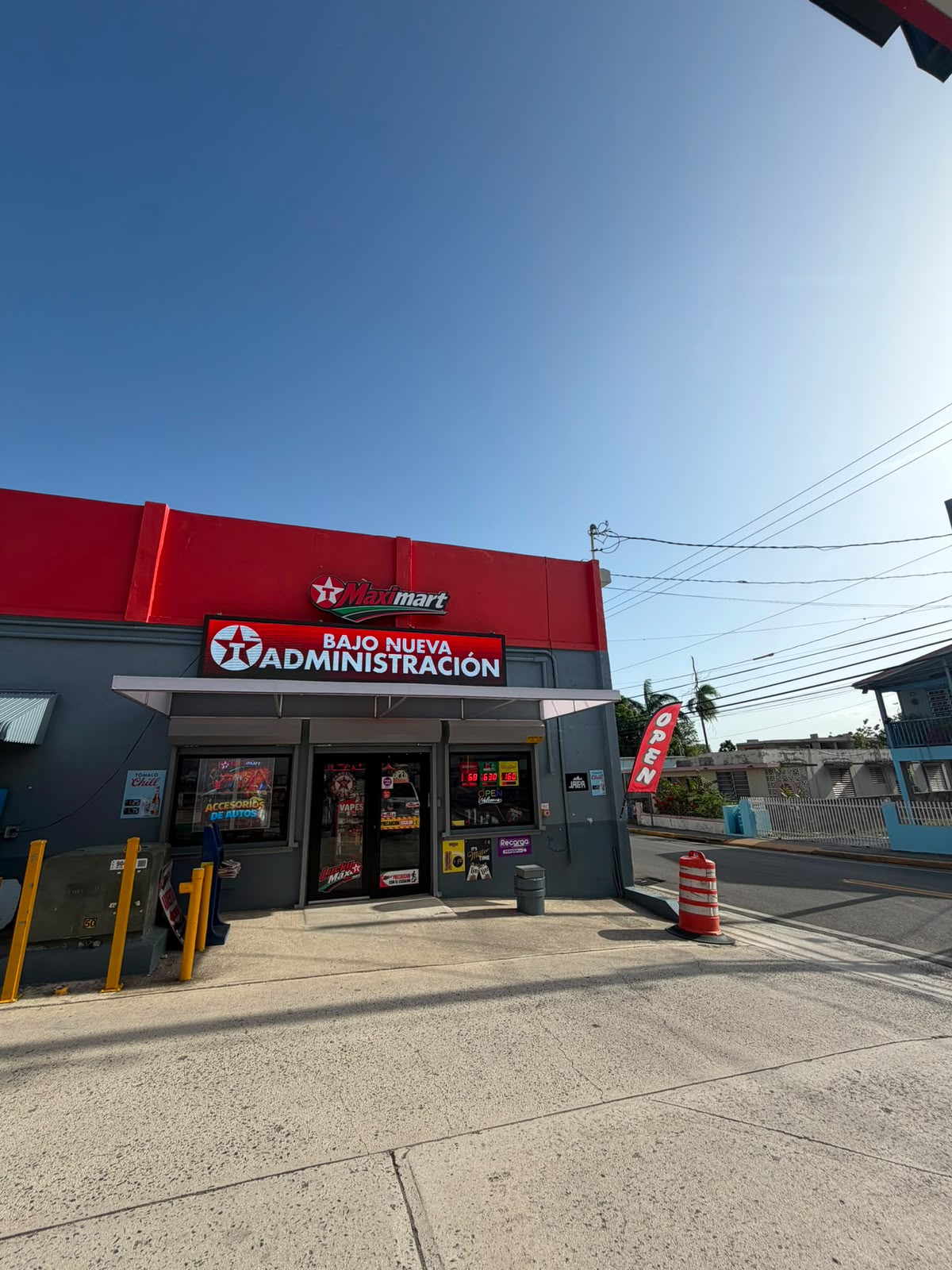 Entrada de la tienda Texaco Maxmart en Lajas